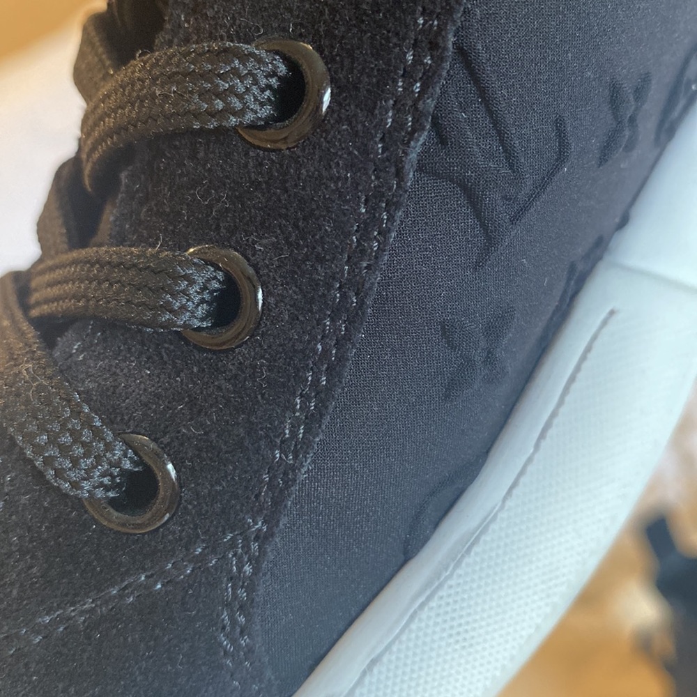 Original Louis Vuitton Suede Sneaker size:34.5, no box but with LV felt dust bag - Picture 10 of 12